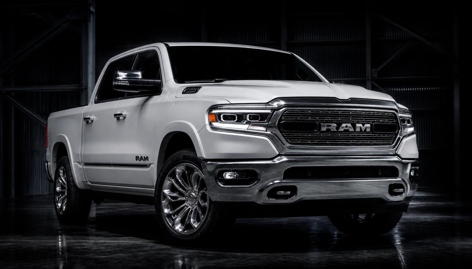 Picape RAM branca iluminada em ambiente industrial escuro